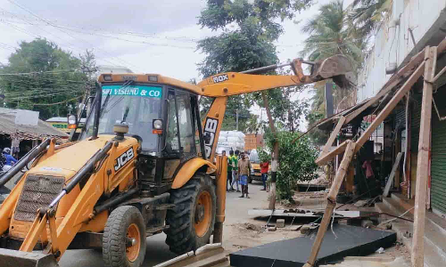 திருப்பூர் பிச்சம்பாளையம் பகுதியில் சாலையோர ஆக்கிரமிப்புகள் அகற்றம்
