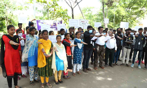 எந்த பிரச்சினைக்கும் தற்கொலை தீர்வாகாது, வாழ்க்கையை அனுபவித்து வாழ வேண்டும் - அரசு மருத்துவக்கல்லூரி முதல்வர் பேச்சு