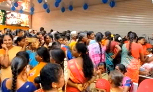 அதிரடி ஆஃபர்... ஆயிரத்திற்கும் மேற்பட்டோர் திரண்டதால் திணறிய ஜவுளிக்கடை