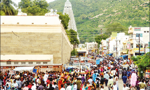 திருவண்ணாமலையில் குவியும் பக்தர்கள்: 2,700 பஸ்கள், சிறப்பு ரெயில் இயக்கம் தொடங்கியது