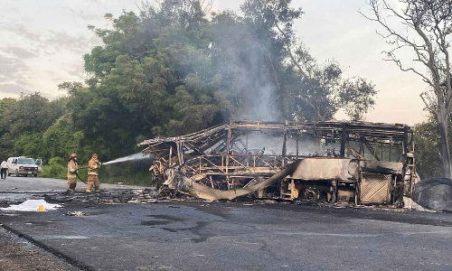 பேருந்து- எரிபொருள் டேங்கர் மோதி பயங்கர விபத்து: தீயில் கருகி 18 பேர் பலி