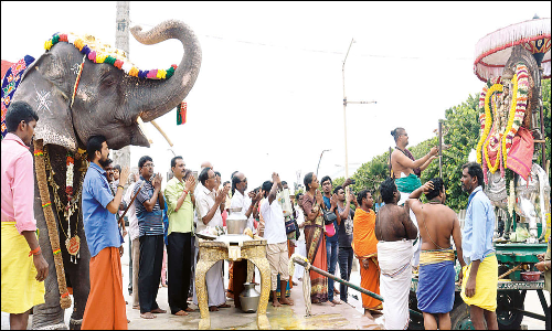 பிரம்மோற்சவ விழாவையொட்டி மணக்குள விநாயகருக்கு கடல் தீர்த்தவாரி
