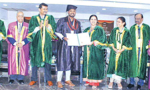 கல்லூரி பட்ட மளிப்பு விழா