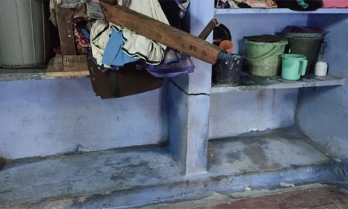 இடியும் நிலையில் உள்ள காவிரி கரையோர வீடுகள்