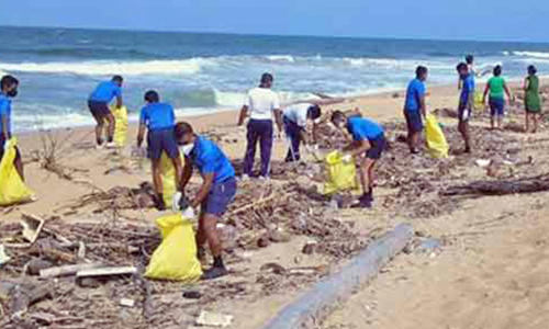 கடற்கரை தூய்மை பணியில் கல்லூரி மாணவர்கள்