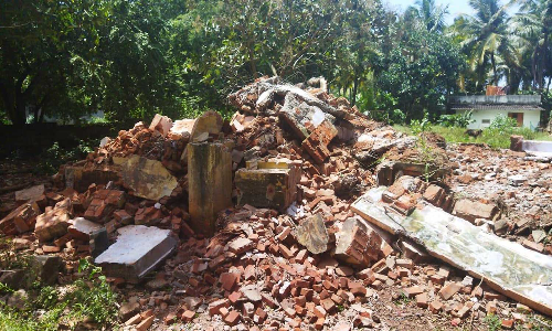 கிள்ளியூர் அருகே சமுதாய நலக்கூடம் மர்ம நபர்களால் இடிப்பு