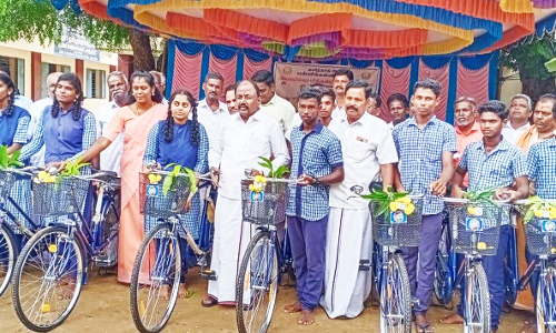 மாணவர்களுக்கு இலவச சைக்கிள்