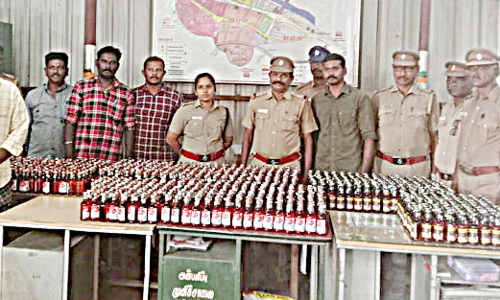 800 மது பாட்டில்கள்  கடத்தியவர் கைது