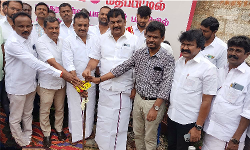 ஓசூர் மிடுகர பள்ளியில்  புதிதாக தார் சாலை அமைக்கும் பணியை   பிரகாஷ் எம்.எல்.ஏ-மேயர் சத்யா தொடங்கி வைத்தனர்