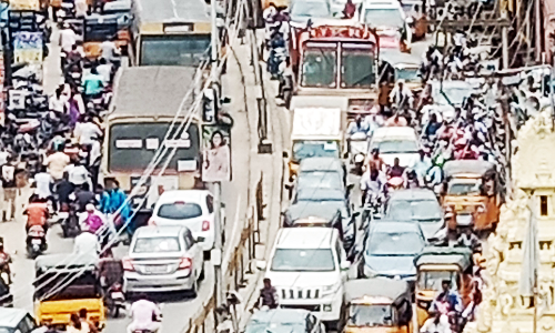 காட்பாடி, திருவலம், ராணிப்பேட்டை இடையே சரியான நேரத்தில் பஸ்கள் இயக்கப்படாததால் மாணவர்கள் அவதி