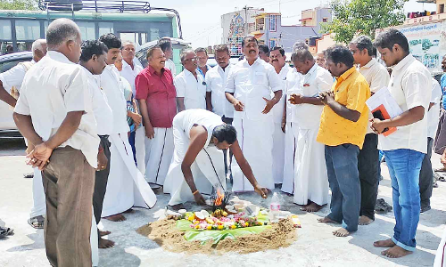 விளாத்திகுளம் பள்ளியில் மாற்றுத்திறனாளிகளுக்கான  வகுப்பறை கட்டும் பணி - மார்க்கண்டேயன் எம்.எல்.ஏ. தொடங்கி வைத்தார்