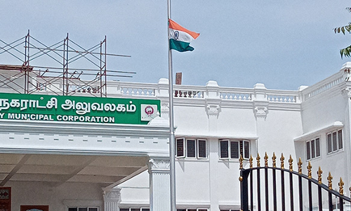 தஞ்சையில், தேசியக்கொடி அரைக்கம்பத்தில் பறக்க விடப்பட்டது