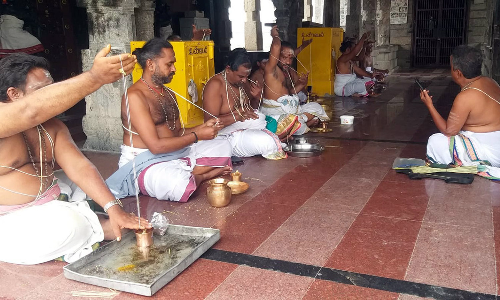 சென்னிமலை முருகனுக்கு பூணூல் அணிவித்து சிறப்பு பூஜை