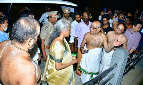 காஞ்சிபுரம் காமாட்சி அம்மன் கோவிலில் மத்திய மந்திரி நிர்மலா சீதாராமன் தரிசனம்