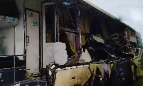 நின்றுகொண்டிருந்த லாரி மீது பேருந்து மோதி விபத்து- 7 பேர் உயிரிழப்பு