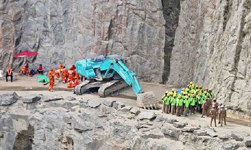 தொழிலுக்கு இடையூறு செய்வதை கண்டித்து கல்குவாரிகள் தொழிலாளர்கள் போராட்டம்