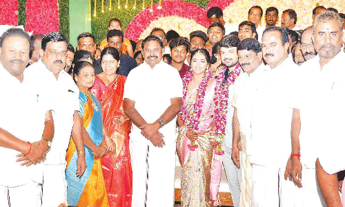 எம்.எஸ்.எம்.ஆனந்தன் எம்.எல்.ஏ., இல்ல திருமண விழா - மணமக்களுக்கு எடப்பாடி பழனிசாமி நேரில் வாழ்த்து