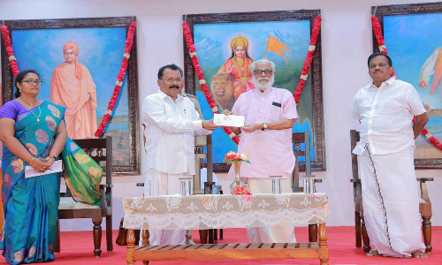விவேகானந்தரின் கருத்துக்களை பள்ளி பாடத் திட்டத்தில் சேர்க்க வேண்டும்