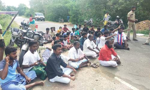 பொதுமக்கள் திடீர் சாலைமறியலில் ஈடுபட்டனர்