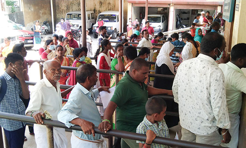 கடலூர் மாவட்டத்தில்  காய்ச்சல் பரவுவதால் மருத்துவமனைகளில் சிகிச்சைக்காக குவியும் மக்கள்