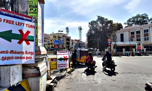 பெரியார் பஸ் நிலையம் அருகில் பயணிகள் ரோட்டை கடக்கும்போது வாகனங்கள் இடதுபுறம் செல்ல தடை