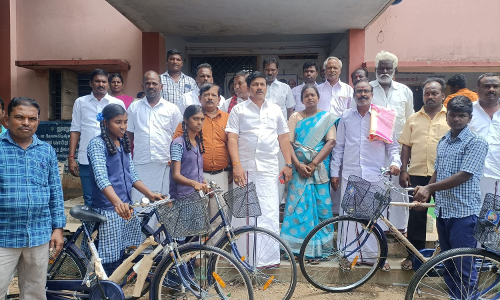 சின்னசேலம்  அருகே  மாணவ- மாணவிகளுக்கு இலவச சைக்கிள்