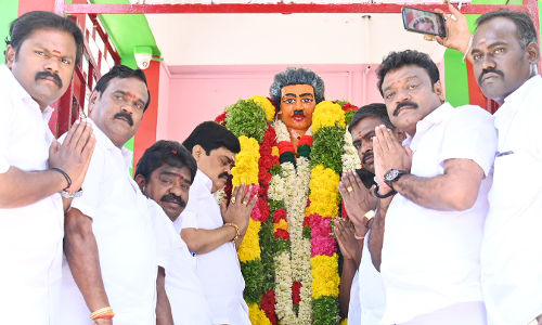 இமானுவேல் சேகரன் சிலைக்கு அமைச்சர் மாலை அணிவித்து மரியாதை