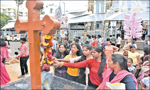 பாந்திரா மலை மாதா ஆலய திருவிழா தொடங்கியது