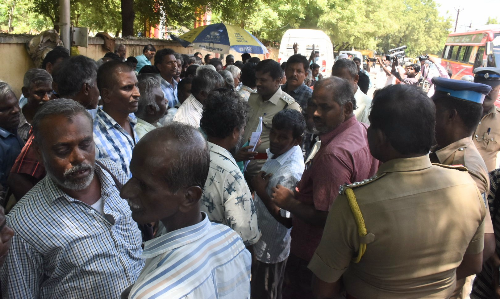 பார்வையற்றோர் திடீர் சாலை மறியல்