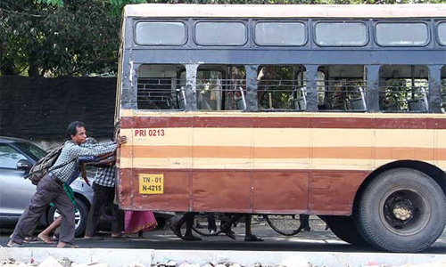 டவுண் பஸ் அடிக்கடி பழுதடைவதால் பள்ளிக்கு செல்லும் மாணவ-மாணவிகள் தவிப்பு