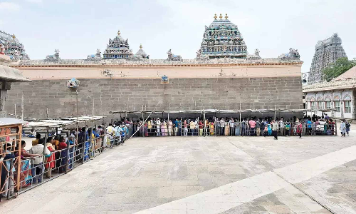 அருணாசலேஸ்வரர் கோவிலில் பக்தர்கள் கூட்டம் அலைமோதியது