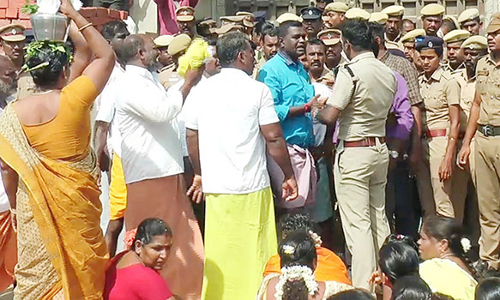 முத்துமாரியம்மன் கோவிலில் அபிஷேகம் செய்வதில் இரு தரப்பினரிடையே கருத்து வேறுபாடு-போலீசார் சமரசம்