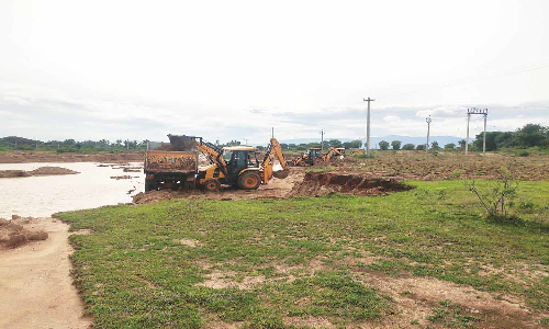 செங்கம் அருகே ஏரியில் மண் கடத்தல்