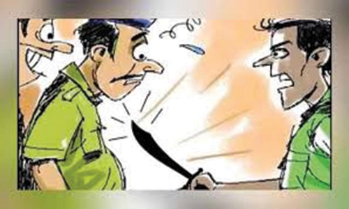 நடுரோட்டில் கத்தி காட்டி மிரட்டிய வாலிபர் கைது