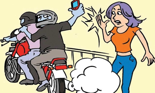 பெண்ணிடம் செல்போன் பறிக்க முயற்சி