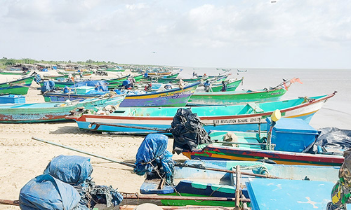 கடல் சீற்றத்தால் 5 ஆயிரம் மீனவர்கள் மீன்பிடிக்க செல்லவில்லை