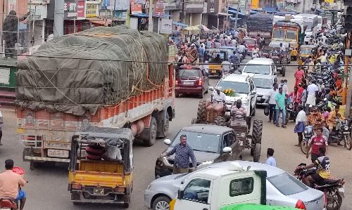 போக்குவரத்து நெரிசலில் சிக்கி திணறும் ஊத்துக்கோட்டை நகரம்