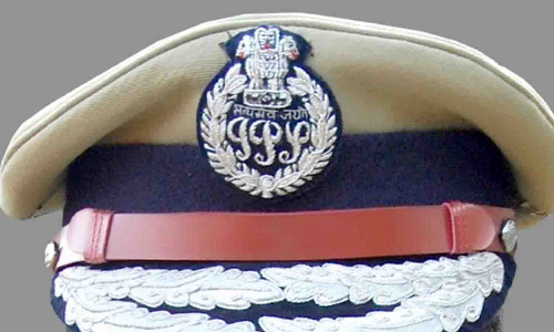 மூதாட்டியை மீட்டு சிகிச்சை அளிக்க உதவிய போலீஸ் அதிகாரிக்கு பொதுமக்கள் பாராட்டு