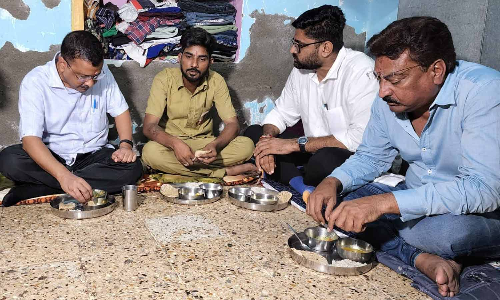 அகமதாபாத்தில் ஆட்டோ டிரைவர் வீட்டில் இரவு உணவு அருந்திய அரவிந்த் கெஜ்ரிவால்