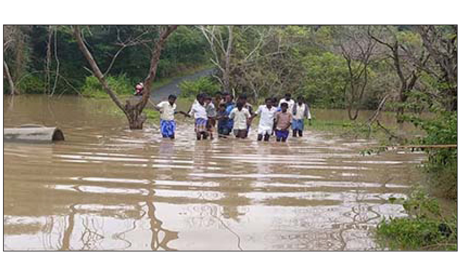 ஏக்கல்நத்தம் மலை கிராமத்தில் காட்டாறு வெள்ளத்தில் மூழ்கிய சாலை: தினமும் ஆபத்தான முறையில் தண்ணீரில் இறங்கி கிராம மக்கள் பயணம் ஏக்கல்நத்தம் மலை கிராமத்தில் காட்டாறு வெள்ளத்தில் மூழ்கிய சாலை: தினமும் ஆபத்தான முறையில் தண்ணீரில் இறங்கி கிராம மக்கள் பயணம்