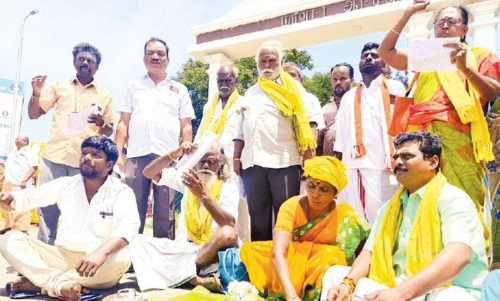 தேனியில் முழு பூசணிக்காயை சோற்றில் மறைக்கும் நூதன போராட்டம்