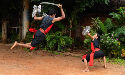 பெண்களுக்கு தற்காப்பை கற்றுக்கொடுக்கும் களரி