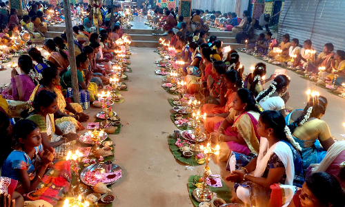 முத்துமாரியம்மனுக்கு திருவிளக்கு பூஜை
