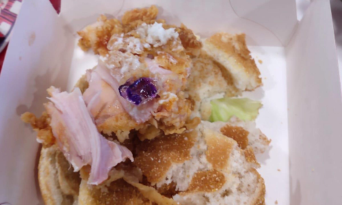 பிரபல ஓட்டலில் வாங்கிய பர்கரில் கையுறை- வாட்ஸ் அப்பில் வைரலாக பரவும் வீடியோ