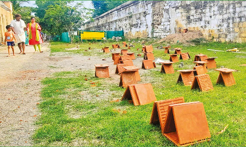 சொந்தவீடு கனவு: திருஉத்தரகோசமங்கை கோவிலில் கற்களால் வீடு உருவாக்கிய பக்தர்கள்