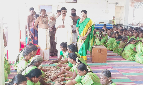 திருச்செந்தூர் சுப்பிரமணிய சுவாமி கோவிலில் உண்டியல் காணிக்கை ரூ.2 கோடி - 2 கிலோ தங்கமும் பக்தர்கள் வழங்கினர்