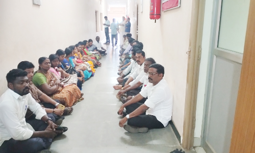 நாகர்.கலெக்டர் அலுவலகத்தில் இன்று நகை மதிப்பீட்டாளர்கள் திடீர் போராட்டம் - அதிகாரிகள் சமரச பேச்சு