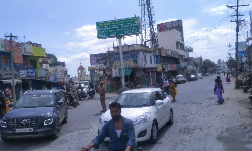 அன்னூரில்  குண்டும் குழியுமாக காட்சியளிக்கும் நால்ரோடு சாலை