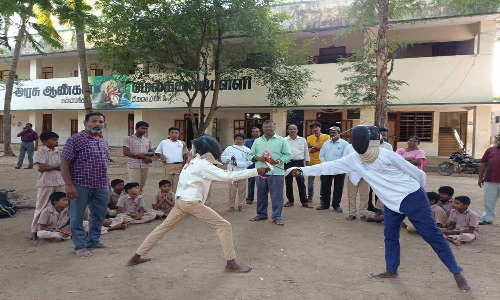 பள்ளி மாணவர்களுக்கு வாள் சண்டை பயிற்சி