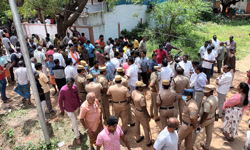 கோவிலை இடிக்க எதிர்ப்பு தெரிவித்து இந்து அமைப்புகள் போராட்டம்